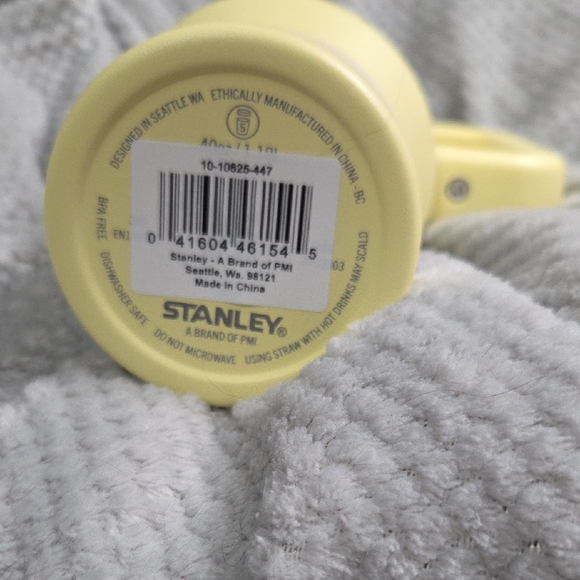 Stanley Lemon Quencher Tumbler with Handle - Picture 2 of 5